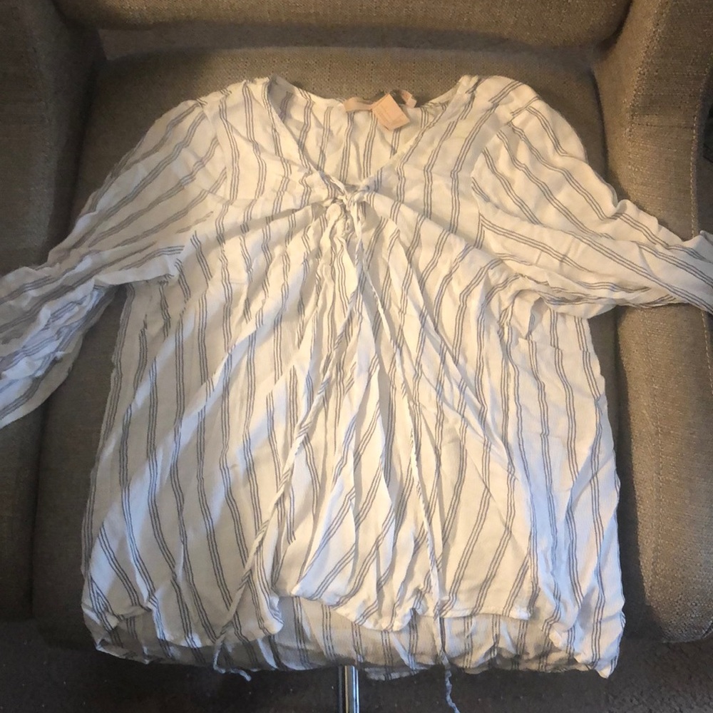 Classy/ Cute criss cross flowy long sleeve shirt.